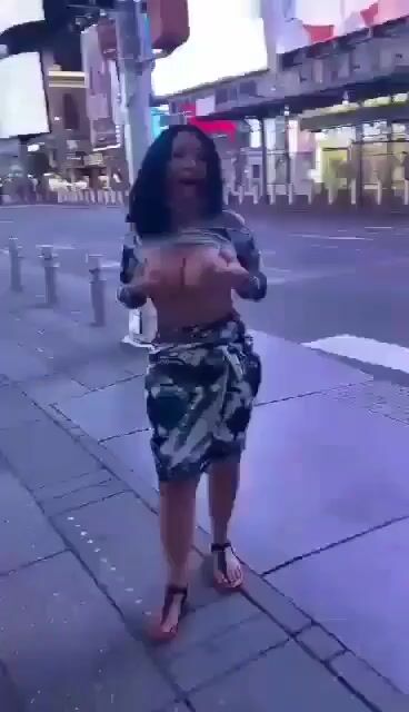This lit asf! Idk who she is but if you tell me I'll find n post more of her vids