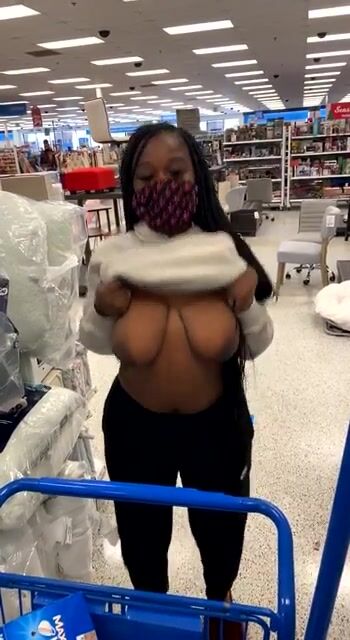 Shopping boobies✨????