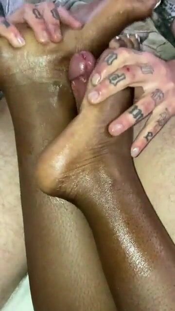 Homegirl wasn’t in the mood but was cool about letting me fuck her feet so I wasn’t trippin still got my nut lol ¯\__/¯