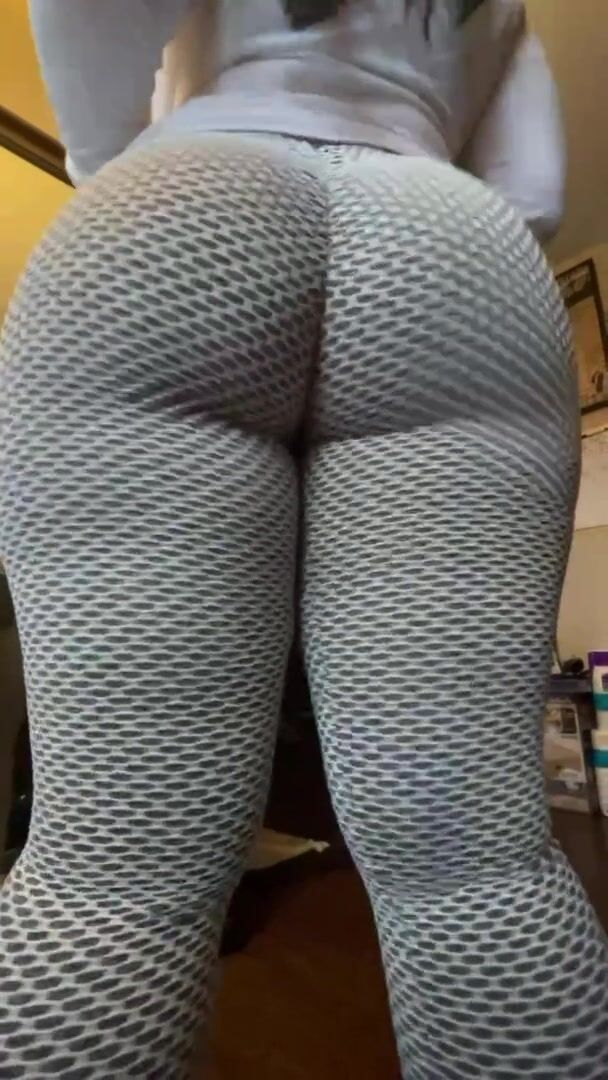 Using my phat ass to hypnotize my colleague into fucking me at work