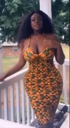 She got da ass and tiddies