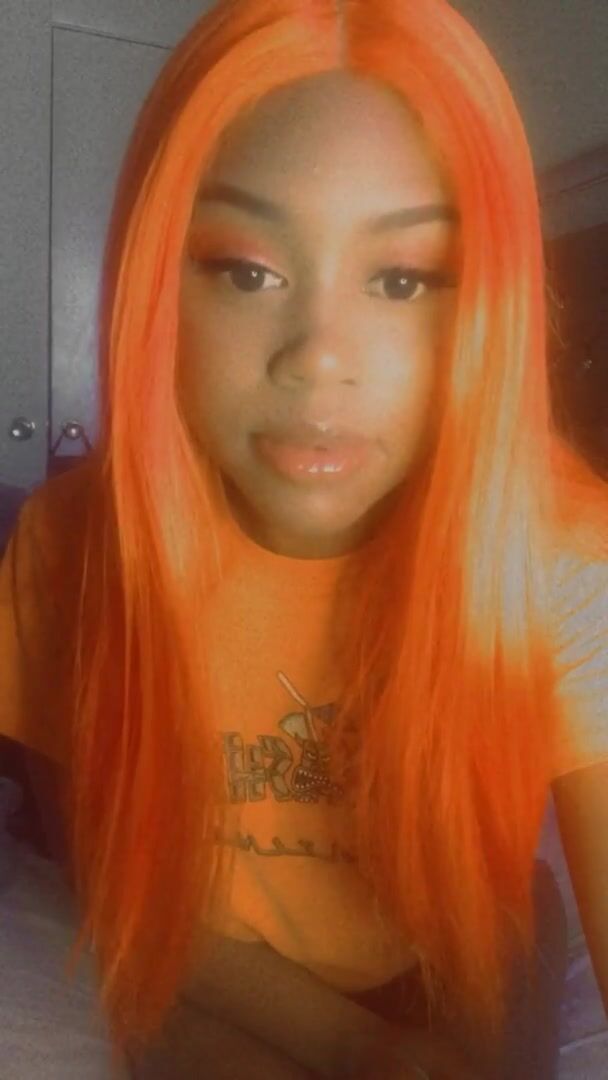 18 and I love to show off my boobs ???? bite them ????