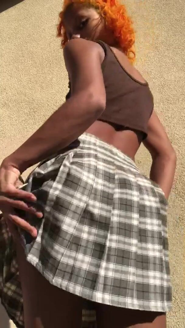 Outdoor Upskirt ????